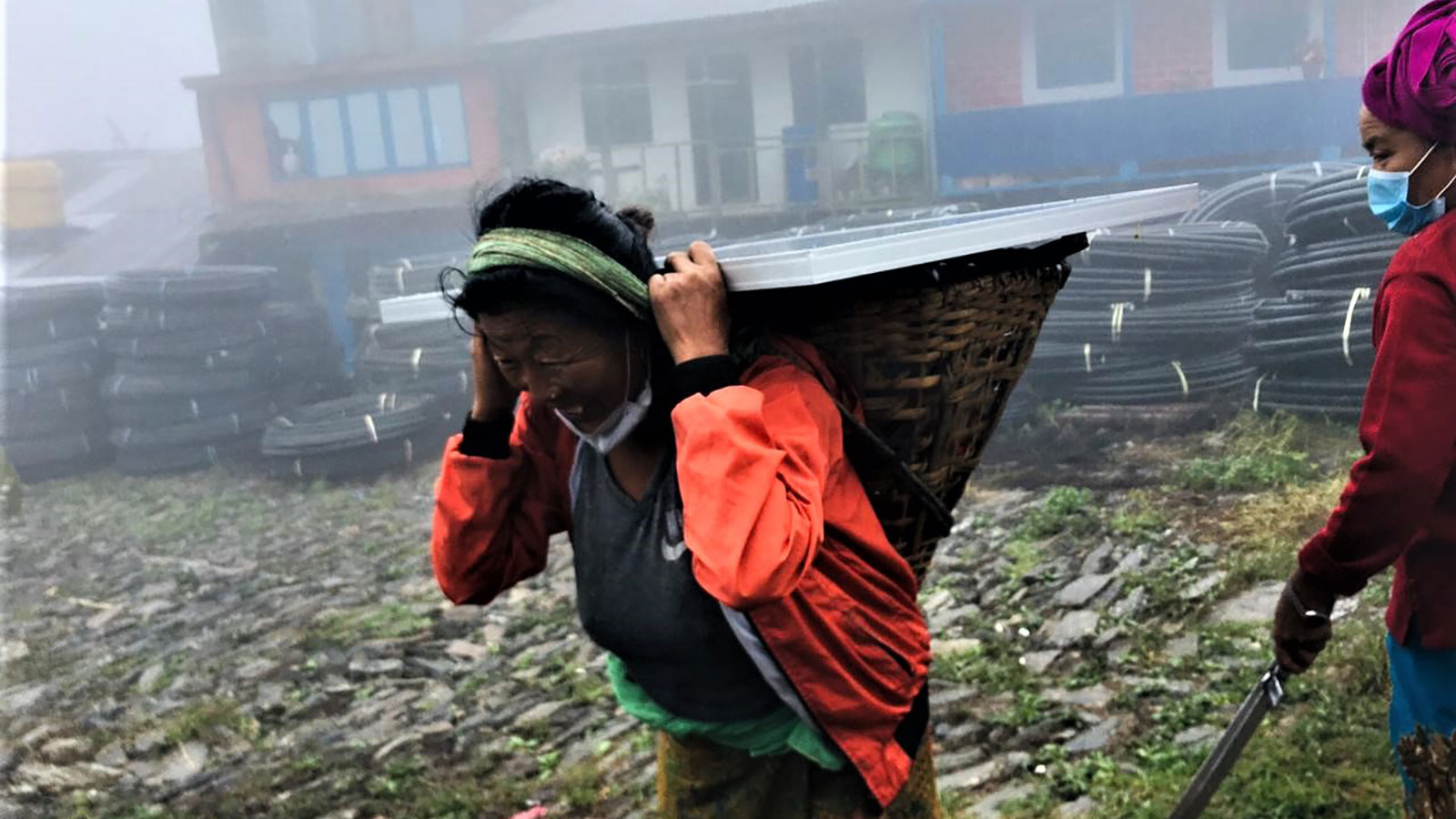 Women carrying a solar panel and its accessories: Local government of Hatuwagadhi Rural Municipality provided grants to the poor and disadvantaged, including marginalized communities to have access to clean energy solutions. Copyright: GIZ/REEEP