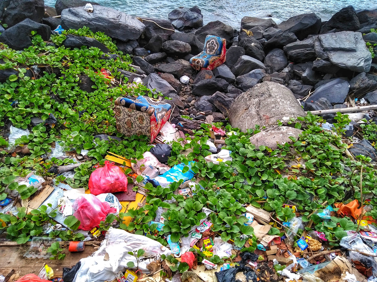 Waste leakage at the coast of Manado Tua Island, North Sulawesi. Copyright: Julia Giebel