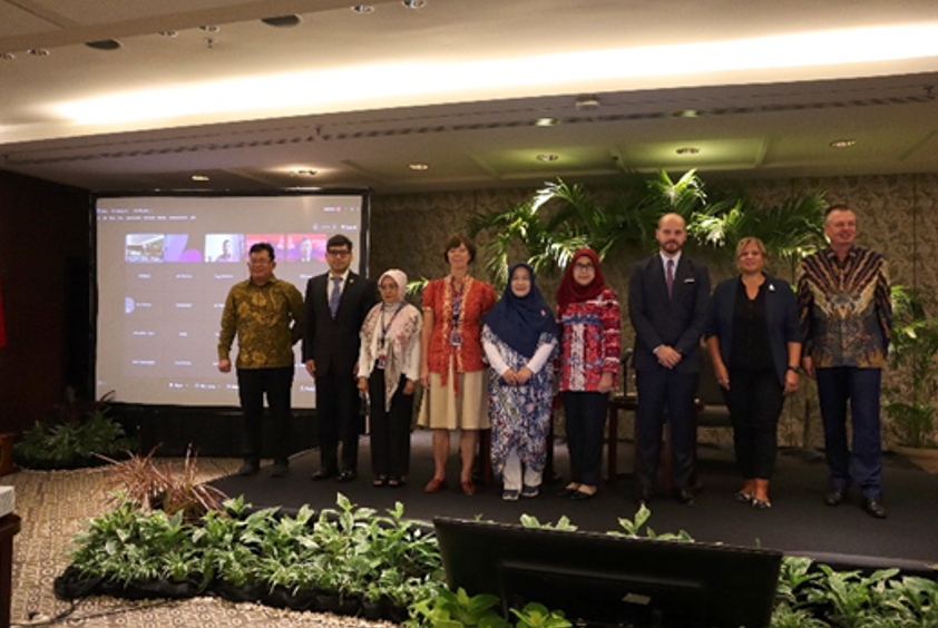 Delegates from different organizations participating in the launch event of the new ocean partnership. Left to right: Victor Gustaaf Manoppo (Director General of Marine Spatial Planning), Manuel Castillo (UNESCAP: Environmental Affairs Officer), Nur Masripatin (Senior Advisor to the MoEF), Laura Nolan (Head of International Climate Strategy UK Department for Business, Energy & Industrial Strategy) , Laksmi Dhewanthi (Director General of Climate Change to the MoEF), Emma Rachmawati, (Director of Climate Change Mitigation to the MoEF), Maximilian Mauer (German Embassy: First Secretary Economic Affairs), Nadja Emmanuel (GIZ: Project Lead Strategic Environmental Dialogues), Gerd Fleischer (GIZ: Cluster Coordinator). Copyright: GIZ