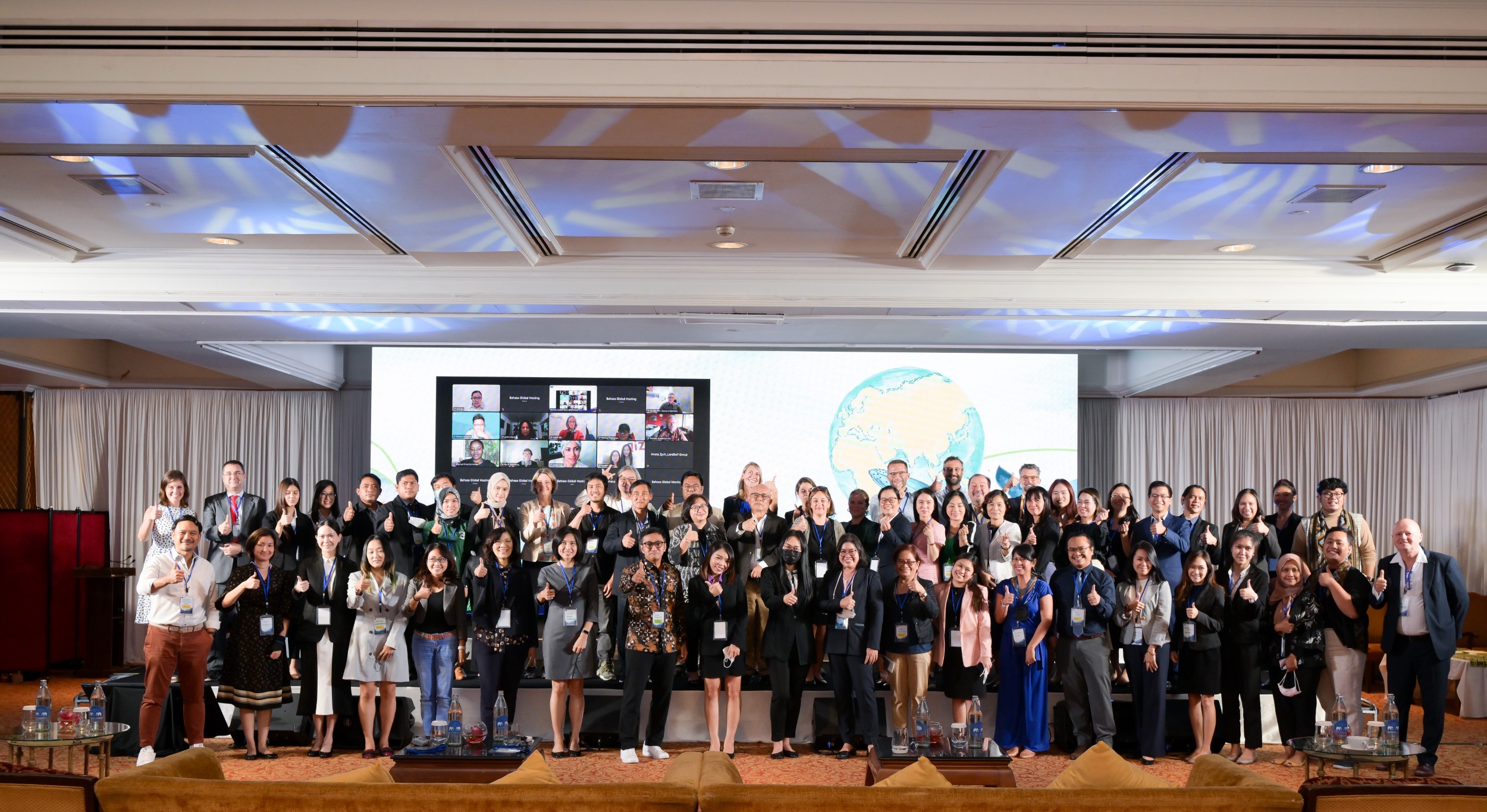 Group picture of the participants at the closing conference of Rethinking Plastics [GIZ / Rethinking Plastics]