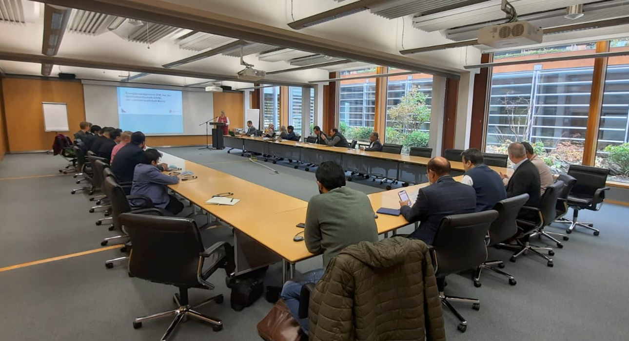 Pakistani delegates discussing the energy activities of the city of Mainz [GIZ Pakistan]