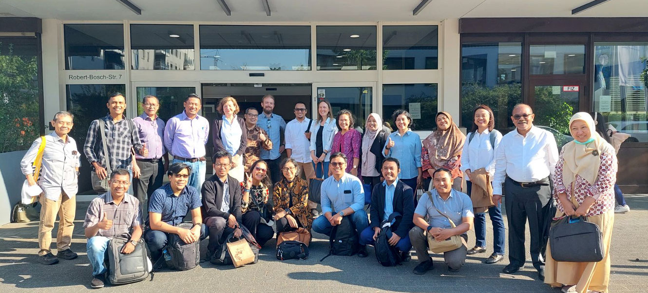 Group photo in front of Energynautic's office