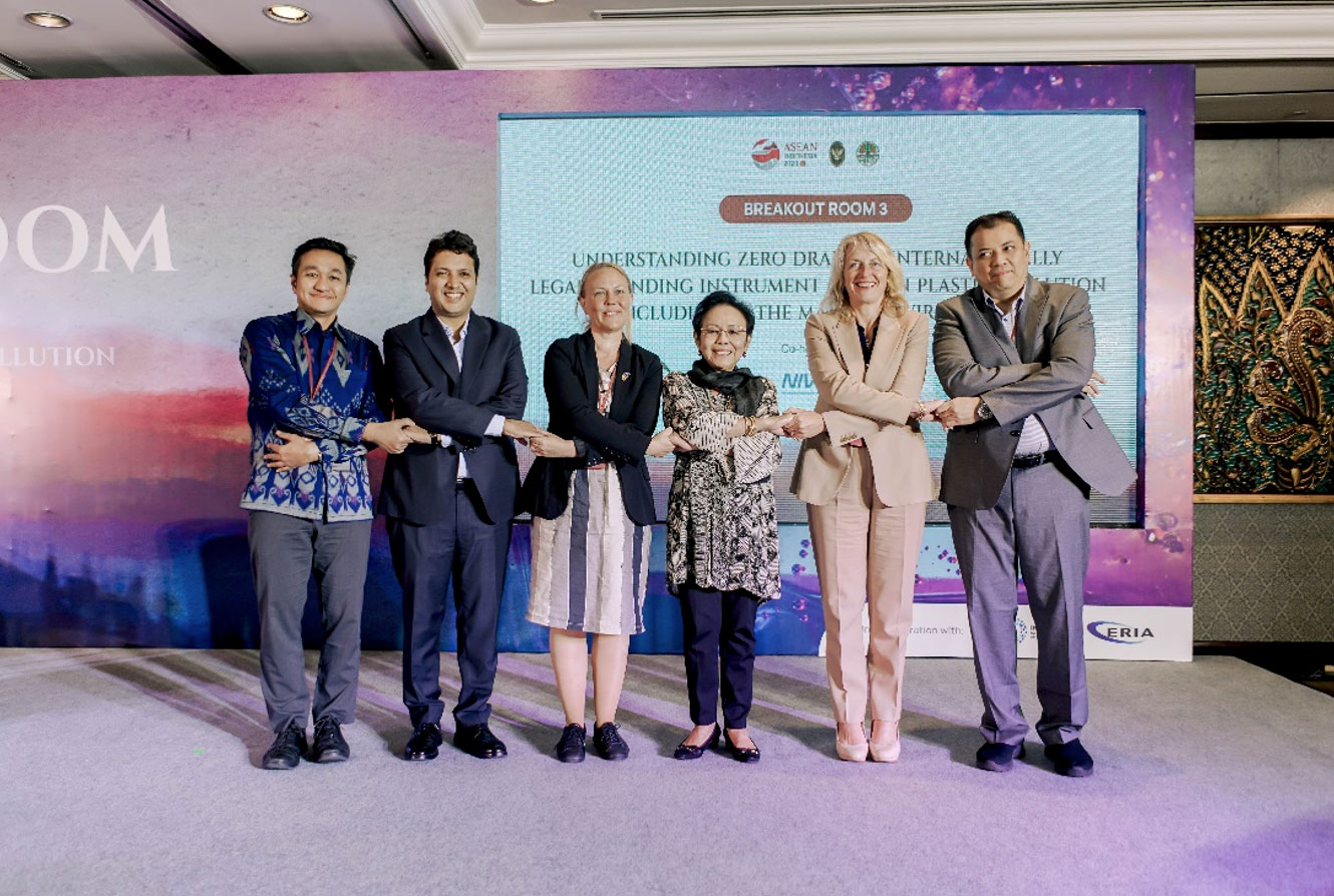 Panelists and Speakers of the breakout session co-hosted by GIZ 3RproMar. From left to right: Rocky Pairunan (NPAP), Piyush Dhawan (GIZ 3RproMar), Kathinka Fürst (NIVA), Sri Indrastuti Hadiputranto (Chairwoman of NPAP), Susan Jobling (PISCES Partnership), and Arisman (CSEAS)