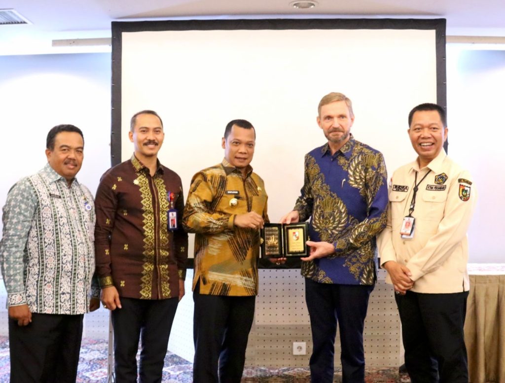 Left to right: Head of Pekanbaru City Regional Development Planning Agency, Head of Pekanbaru City Transportation Agency, Mayor of Pekanbaru, Country Director GIZ Indonesia & ASEAN, Regional Secretary of Pekanbaru City